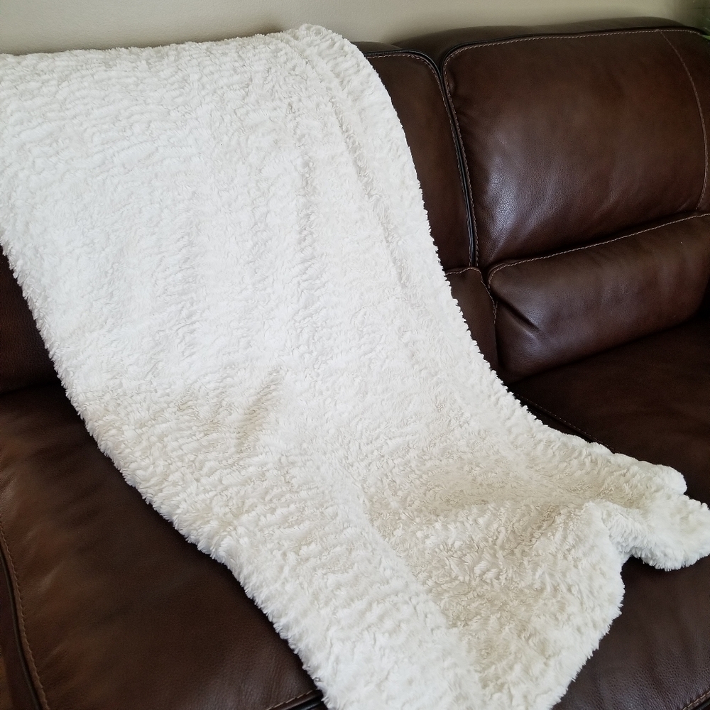 ❗Tahari Ivory Luxe Faux Fur Throw Decorative Blanket❗